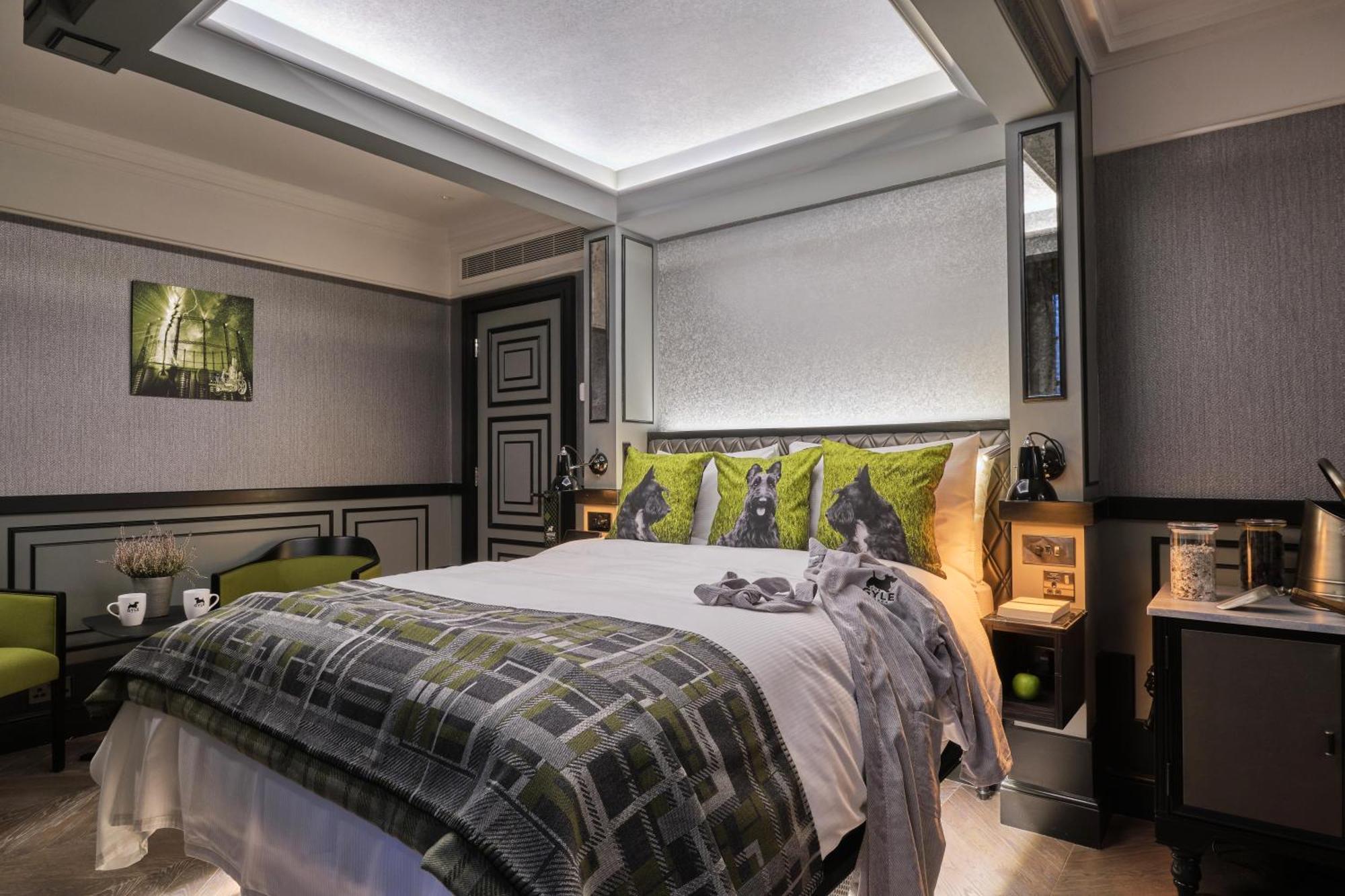 Feature Zimmer mit Kingsize-Bett und Badezimmer mit gewölbter Decke
