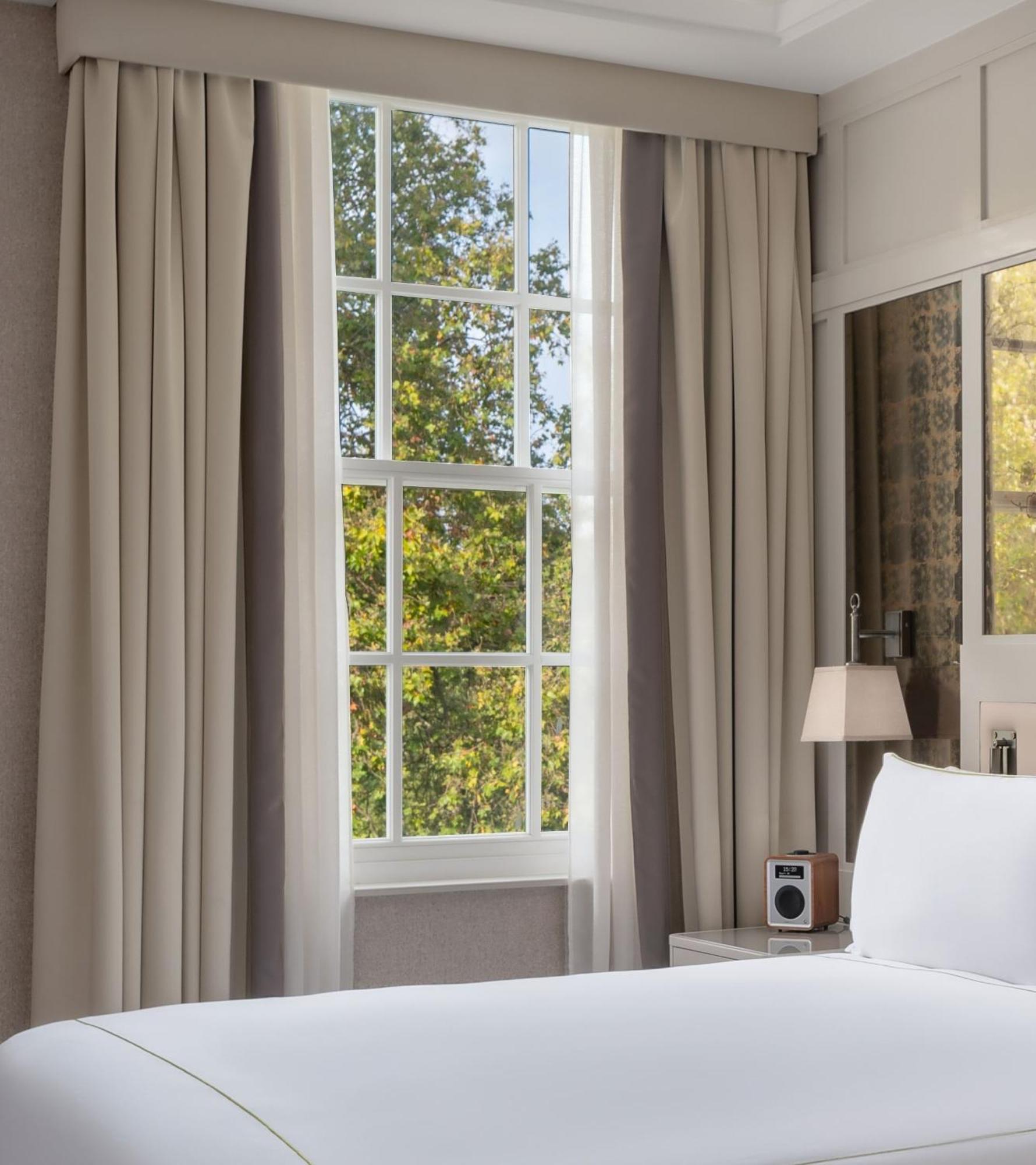 Deluxe Zimmer mit Kingsize-Bett und Blick auf den Platz