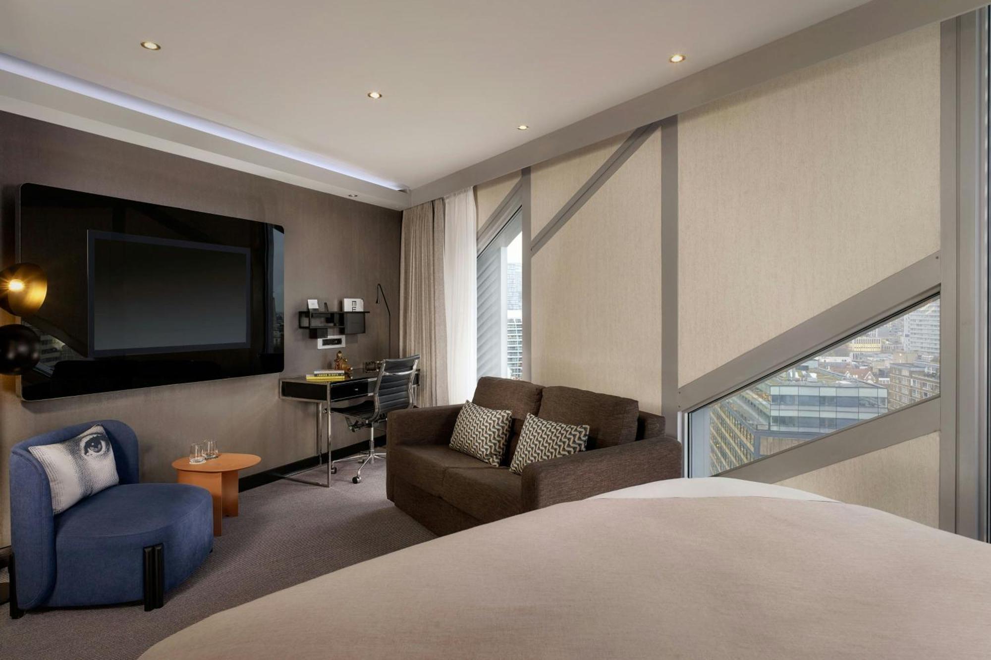 Junior Suite Dreams Junior Suite 1 King Sofa bed