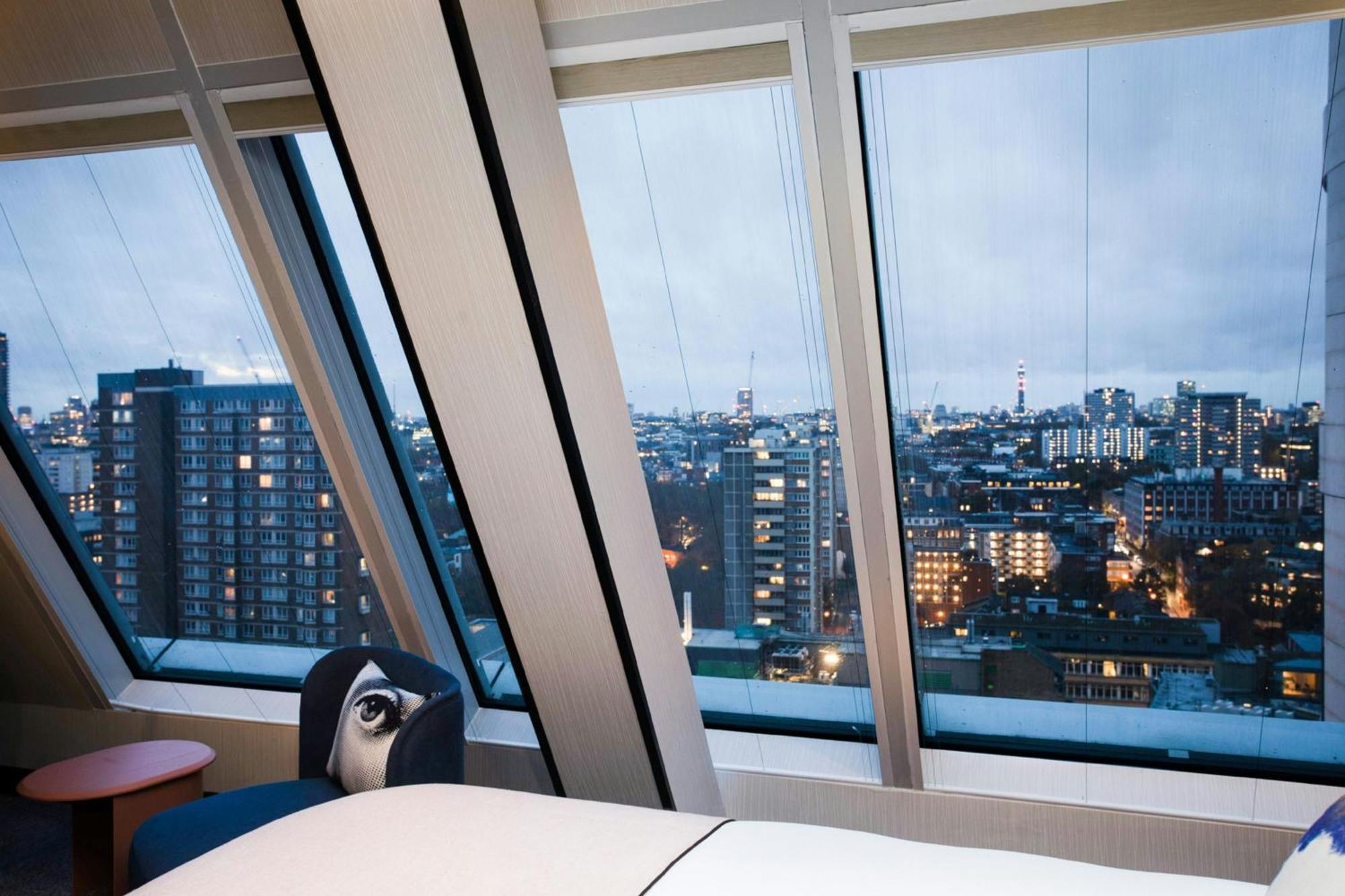 Sky High Double Guest room King or Queen Skyline view