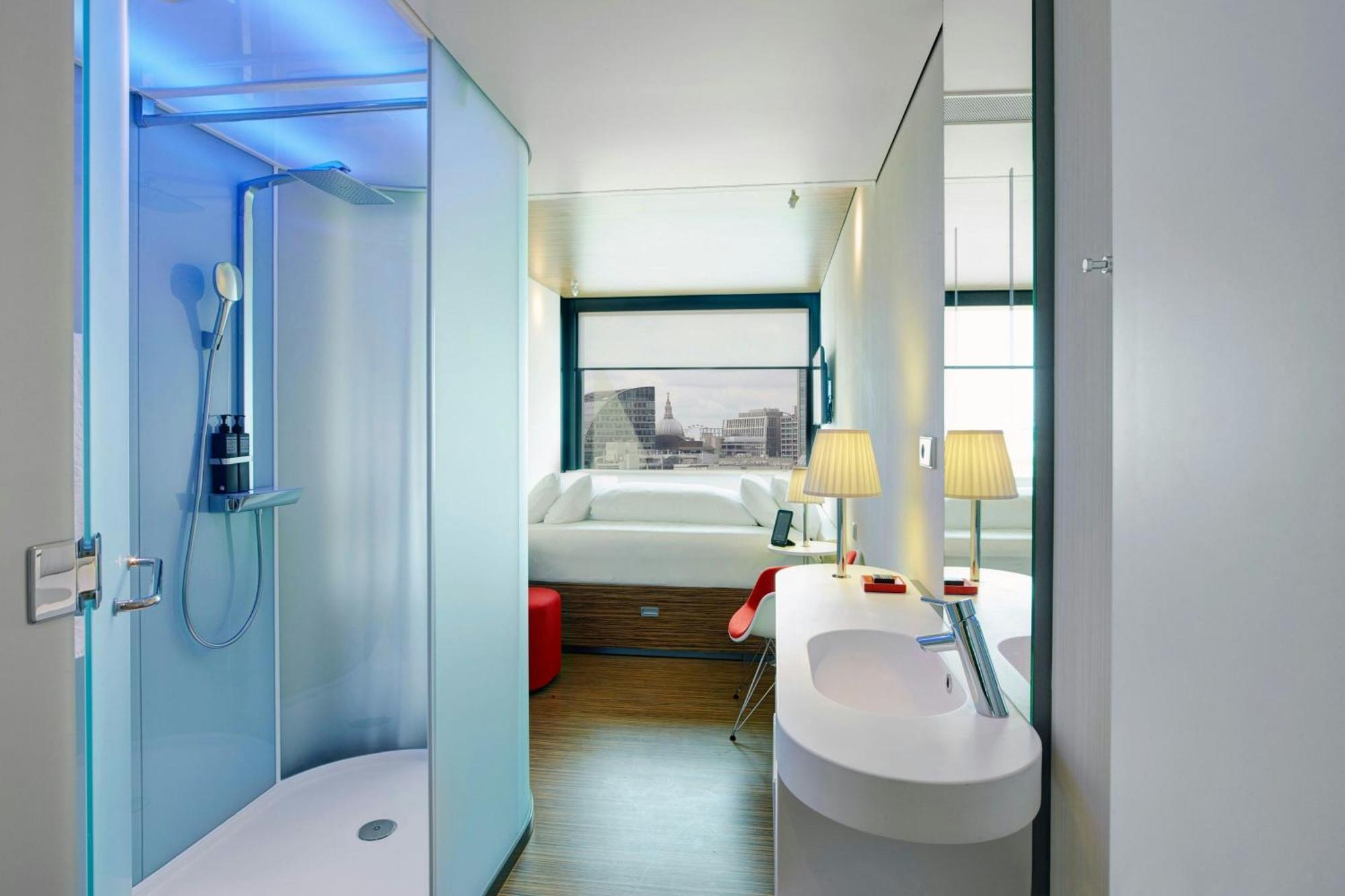 Zimmer mit Kingsize-Bett